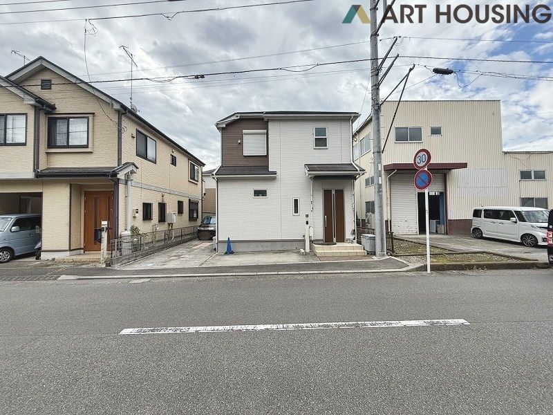 広々とした前面道路で駐車も楽々です♪